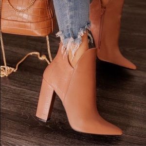 Signal beige booties by Qupid